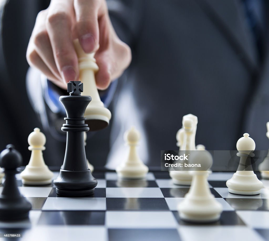 Main passer une grand pièce d'échecs sur un échiquier - Photo de Activité libre de droits