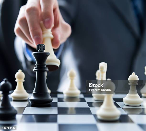 Ручной Переход Большой Шахматная Фигура На Шахматная Доска — стоковые фотографии и другие картинки Агрессия