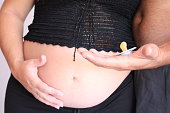 barriga-de-embarazada-sujetando-un-chupete.jpg?b=1&s=170x170&k=20&c=SkIl5HXlgJO-gAO4NxY3KxvKsS7M2sfbCyeILMumLjg=