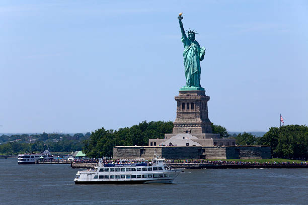 statua della libertà a new york city - ferry new york city ellis island new york state foto e immagini stock