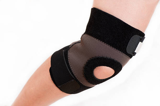 bande élastique sur le genou - human knee physical injury bandage muscular build photos et images de collection