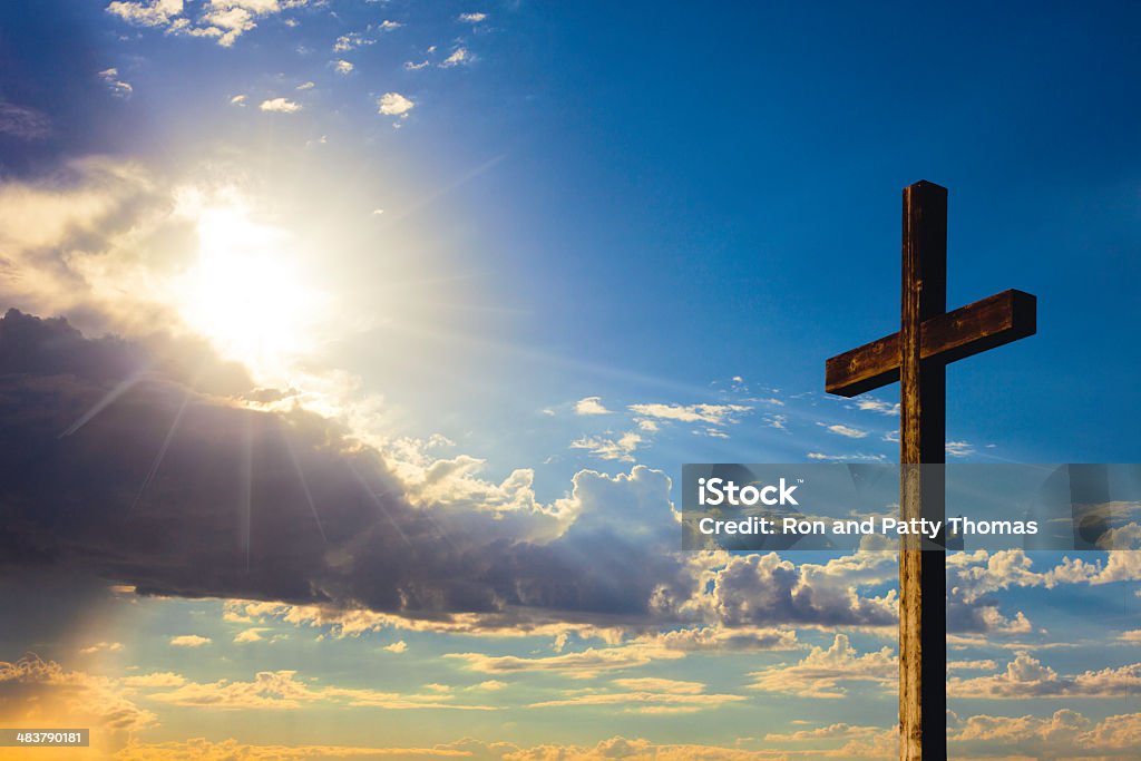 Cruz de madeira rústica - Foto de stock de Cruz - Forma royalty-free