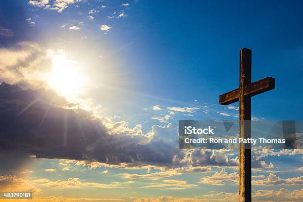 Foto de Cruz De Madeira Rústica e mais fotos de stock de Cruz - Forma - Cruz - Forma, Luz solar, Cristianismo