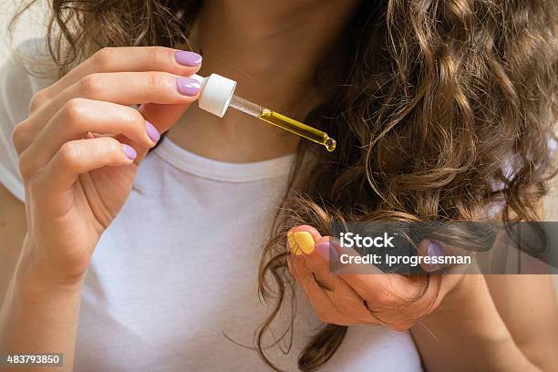 若い女の子カーリーヘアケアのヒント黄油 - 気にかけるのストックフォトや画像を多数ご用意 - 気にかける, 人の髪, ボディケア