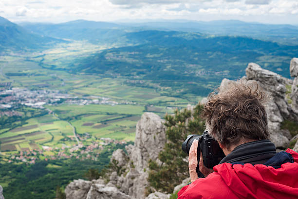 ältere fotografen in julianische alpen, europa, europa - behind photographer men mountain climbing stock-fotos und bilder