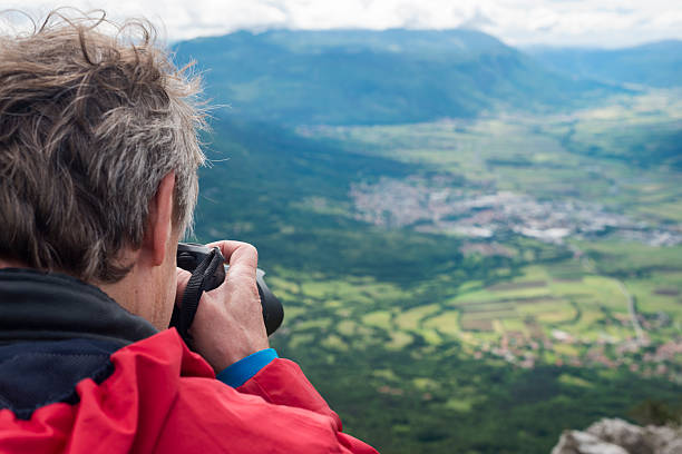 dojrzałe fotograf w julian alpy, europie, europa - behind photographer men mountain climbing zdjęcia i obrazy z banku zdjęć