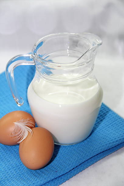 leite e ovos - кувшин imagens e fotografias de stock