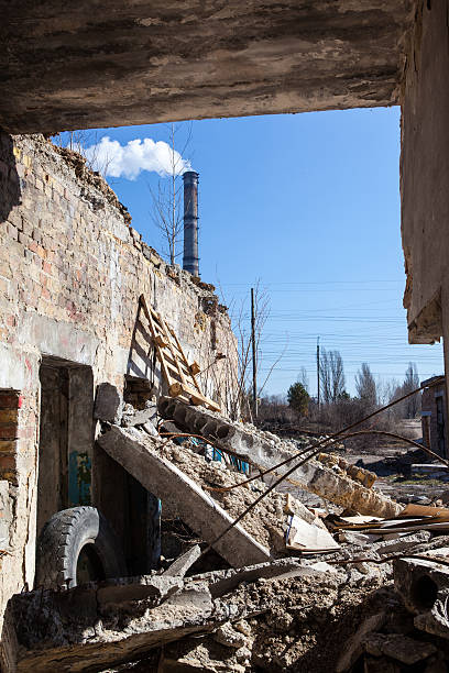 istock Ruins of the brick building 483798582