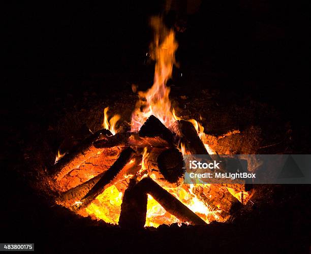 Bon Fire - zdjęcia stockowe i więcej obrazów Neutralne tło - Neutralne tło, Ogień, Czerwony