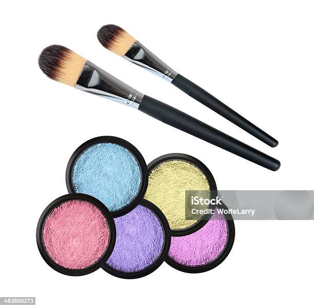 Photo libre de droit de Ensemble De 5 Eyeshadows Et Brosses Isolé Sur Fond Blanc banque d'images et plus d'images libres de droit de Accessoire