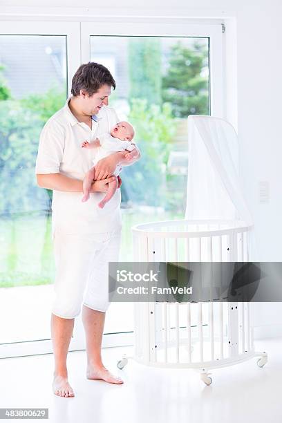 Lächelnd Vater Mit Neugeborenen Baby Stehen Neben Runde Bassinet Stockfoto und mehr Bilder von 12-17 Monate