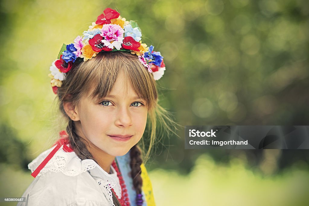 Niña en folk costume (Krakowianka) - Foto de stock de Folk libre de derechos