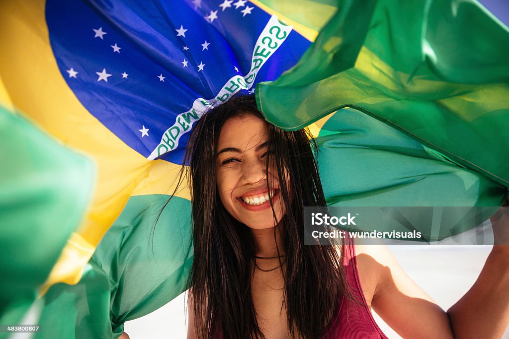 Tifo donna sotto la Bandiera del Brasile - Foto stock royalty-free di Brasile