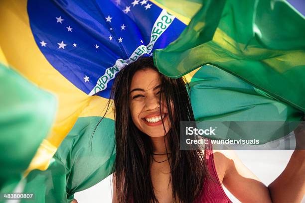 Tifo Donna Sotto La Bandiera Del Brasile - Fotografie stock e altre immagini di Brasile - Brasile, Fan, Calcio - Sport