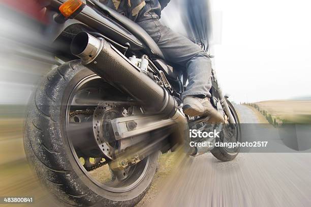 Photo libre de droit de Cycliste En Arrièreplan La Ville banque d'images et plus d'images libres de droit de Moto - Moto, Vitesse, Plan rapproché