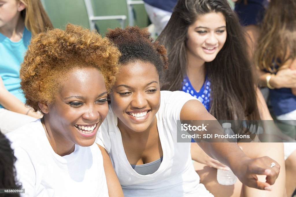 Amigos Ver evento desportivo juntos no estádio actual - Royalty-free Suporte Foto de stock