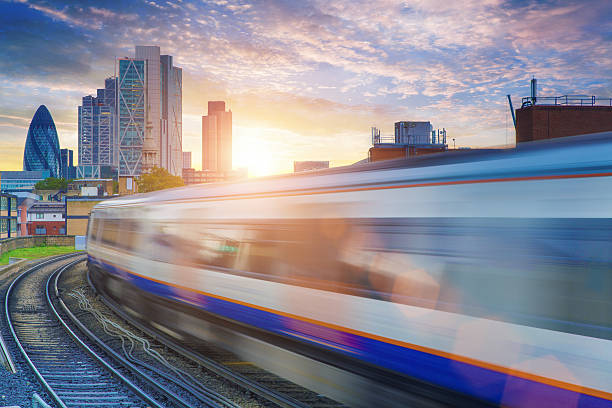 ロンドン overground 高層ビルを背景にした - blurred motion city life train europe ストックフォトと画像