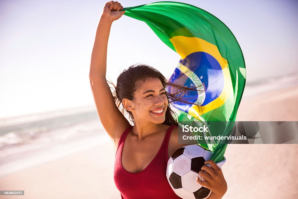 fan de football brésilien avec drapeau - Photo de Ballon de football libre de droits