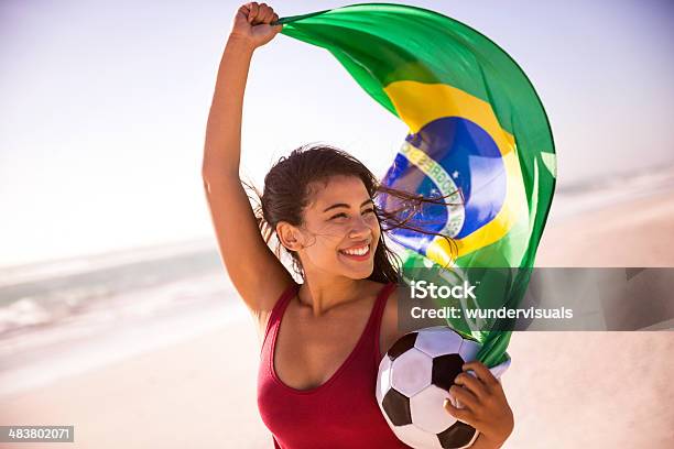 Photo libre de droit de Fan De Football Brésilien Avec Drapeau banque d'images et plus d'images libres de droit de Ballon de football - Ballon de football, Brésil, Football
