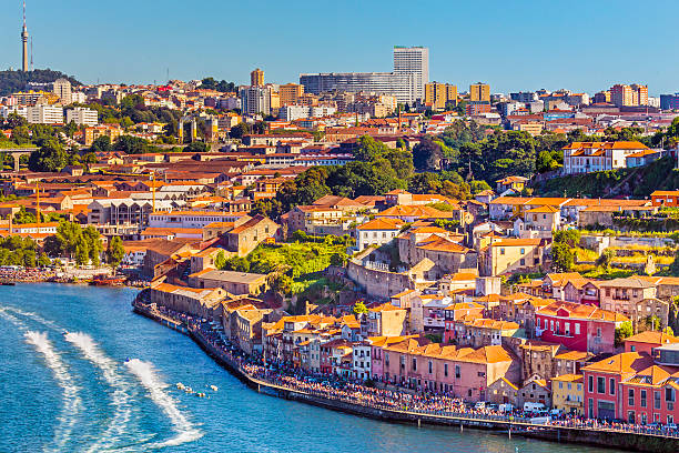 istock Spectators along the river Douro in Porto 483802642