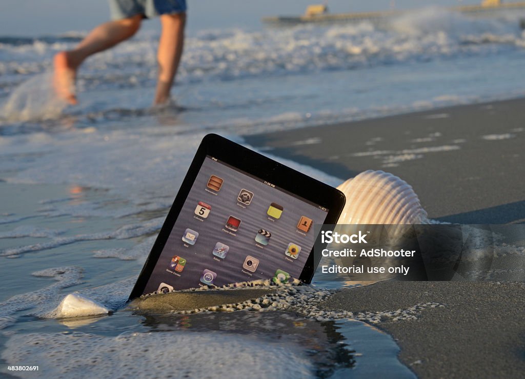 iPad Mini Apple - Foto stock royalty-free di Scaricare dall'internet