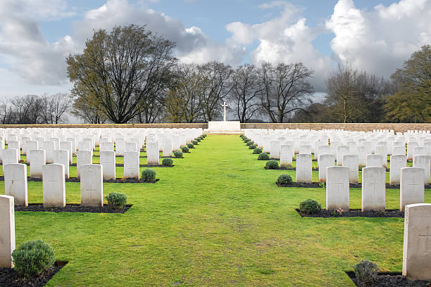 cementerio de madera ideal de la primera guerra mundial flandes bélgica - flanders war grave war memorial fotografías e imágenes de stock