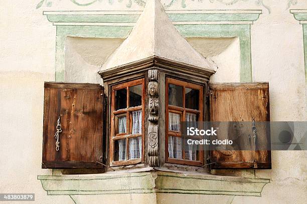 Foto de Bravuogn Janela Da Antiga Casa e mais fotos de stock de Alpes europeus