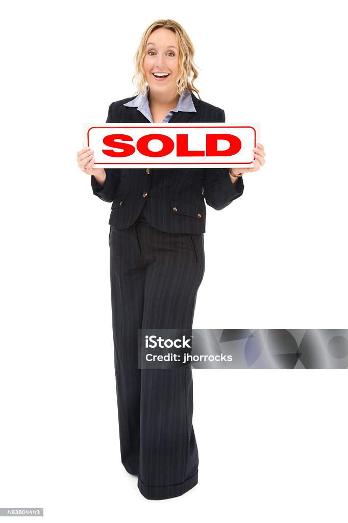 Agente immobiliare con segno venduto - Foto stock royalty-free di Sold - Parola inglese