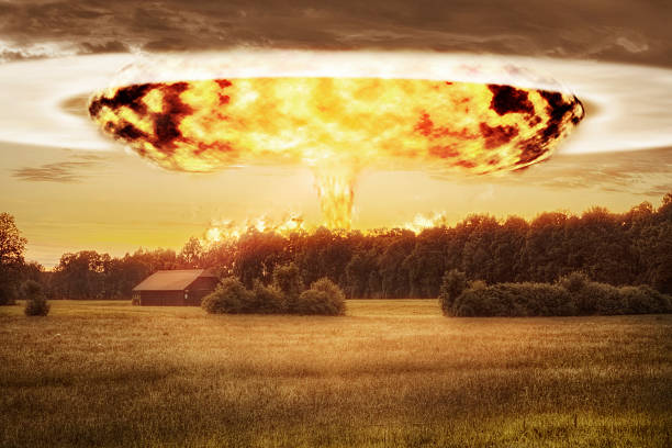 bomba atómica e nuvem-cogumelo sobre a paisagem rural - mushroom cloud imagens e fotografias de stock