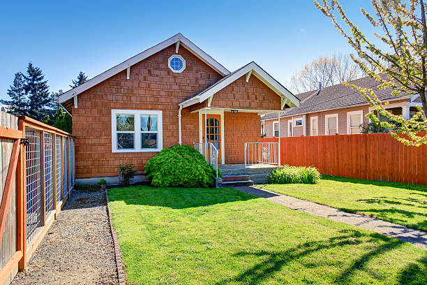 istock Simple Notherwest home with fenced yard. 483812974