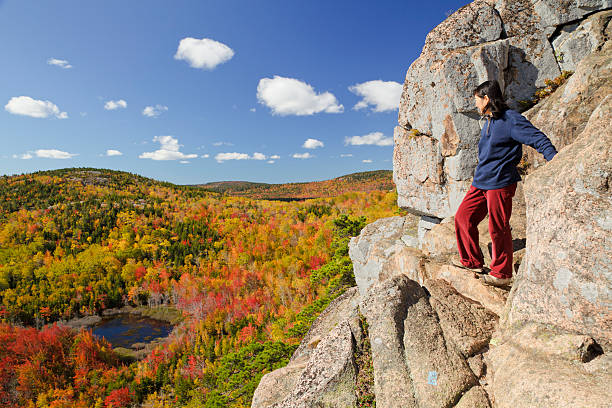 donna sulla roccia, parco nazionale acadia, in autunno - parco nazionale acadia foto e immagini stock