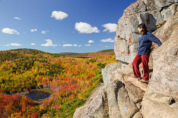 mulher no penhasco e acadia national park, no outono - mount desert island - fotografias e filmes do acervo