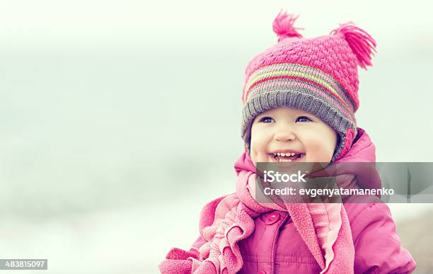 Feliz Niña Bebé En Un Sombrero Rosa Y Bufanda Foto de stock y más banco de imágenes de Invierno - Invierno, Niño, Bebé