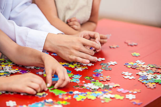 enfants, amis mains assembler le puzzle - portion blue jigsaw puzzle puzzle photos et images de collection