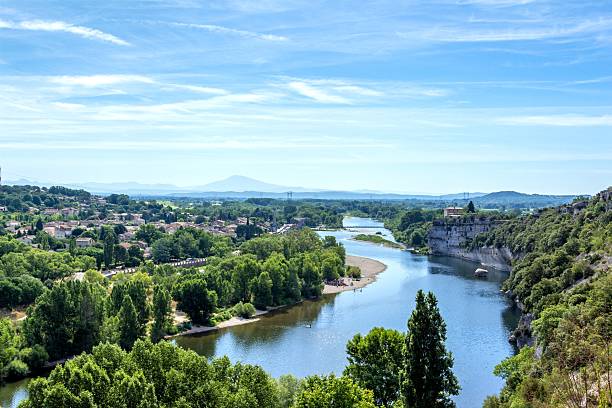 からの眺めには、要塞 aiguèze ardèche渓谷 - ardeche france landscape nature ストックフォトと画像