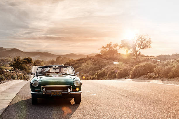 pareja madura en un cabriolet - coche de coleccionista fotografías e imágenes de stock