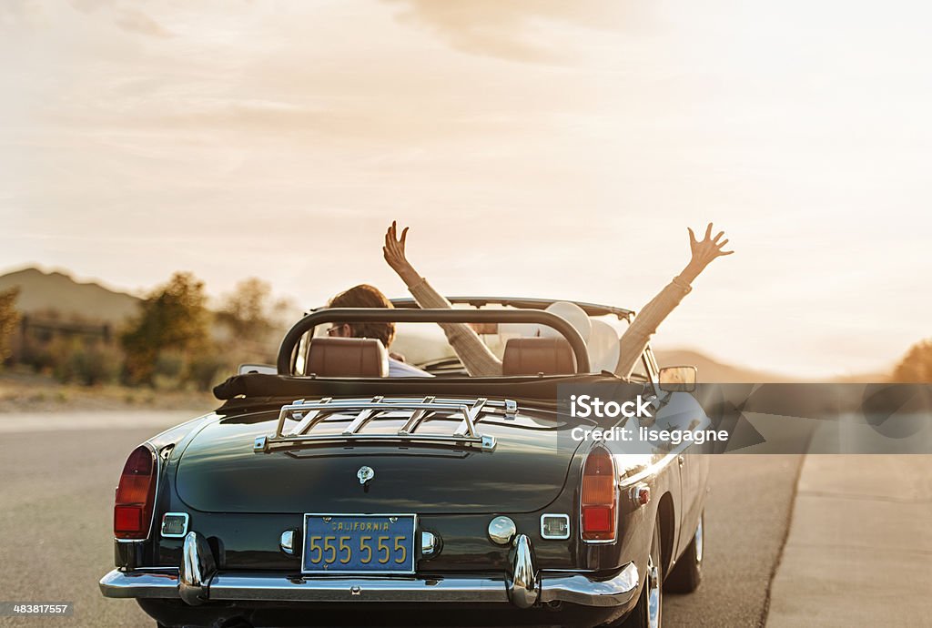 Coppia matura su Roadtrip - Foto stock royalty-free di Automobile