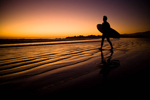 ローンのサーファーサーフ夕暮�れ時には - santa monica surfing beach city of los angeles ストックフォトと画像