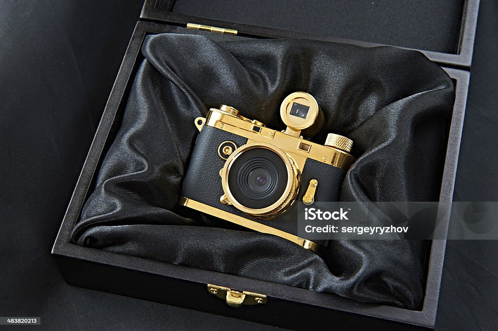 Regalo golden telecamera in una scatola in legno - Foto stock royalty-free di Macchina fotografica