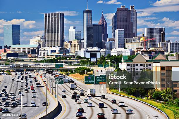 Perfil De Los Edificios De Atlanta Foto de stock y más banco de imágenes de Atlanta - Atlanta, Georgia - Estado de EEUU, Vía principal