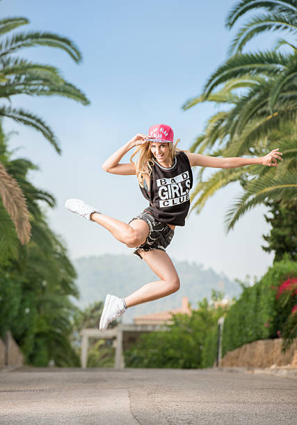 urban fashion, chica bailando en la calle - florida mid air miami florida people fotografías e imágenes de stock