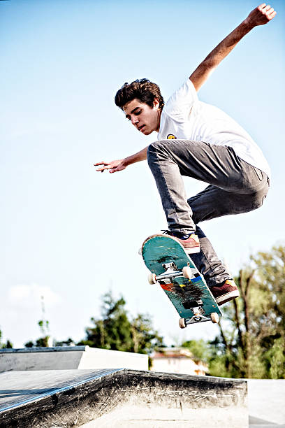スケートボード - skateboard park extreme sports recreational pursuit skateboarding ストックフォトと画像