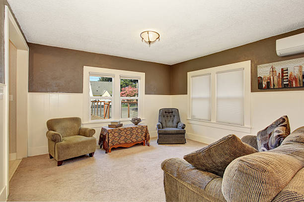 istock Simple secondary living room with gray sofa. 483826406