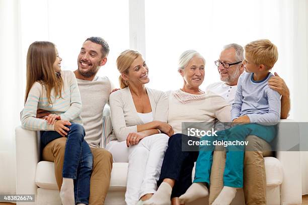 Glückliche Familie Sitzen Auf Der Couch Zu Hause Stockfoto und mehr Bilder von Familie - Familie, Familie mit mehreren Generationen, Großeltern