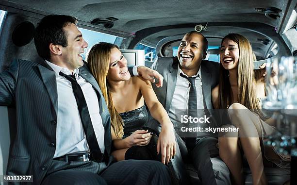 Fröhliche Junge Männer Und Frauen Sitzen In Einer Limousine Stockfoto und mehr Bilder von Auto