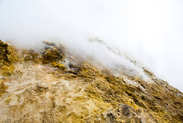 en la parte superior del volcán etna en sicilia, al sur de italia - piedra pumice fotografías e imágenes de stock