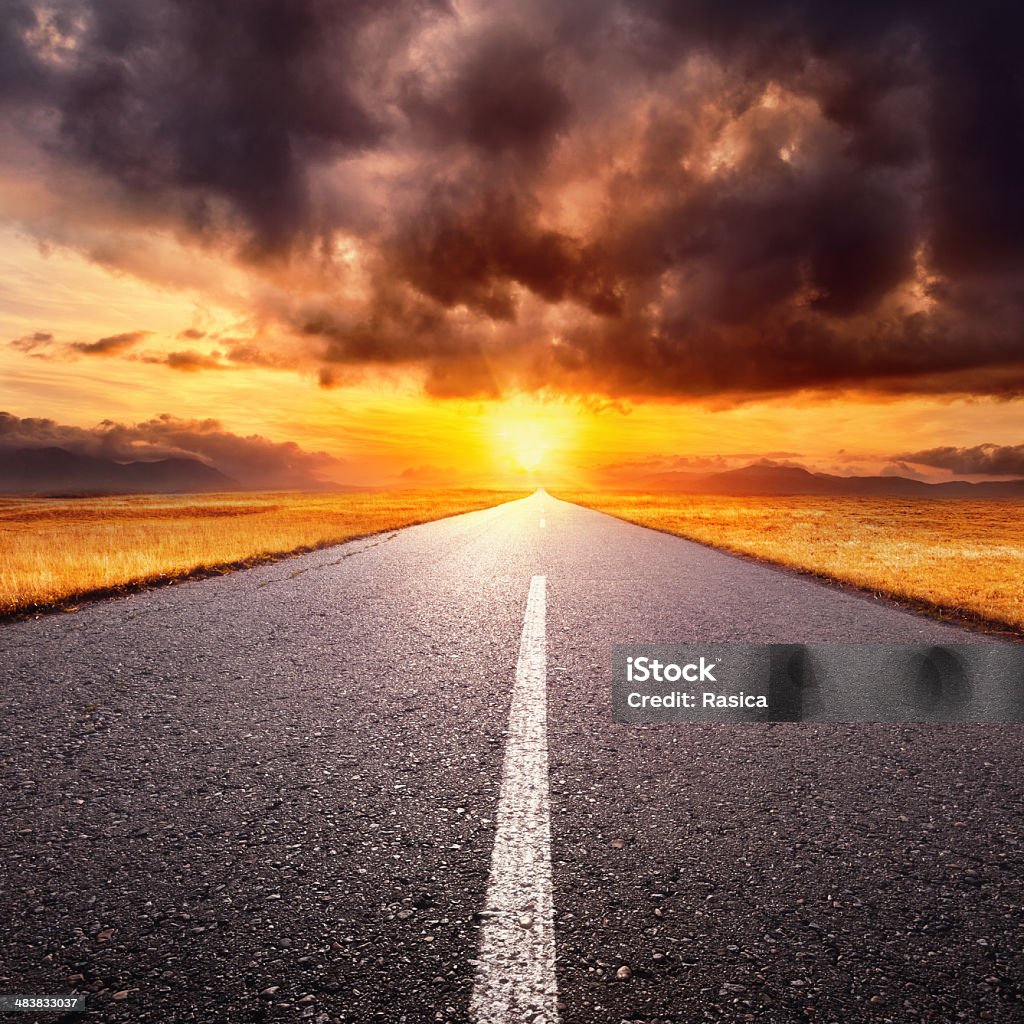 Fahren auf einer leeren Straße in Richtung der untergehenden Sonne - Lizenzfrei Asphalt Stock-Foto
