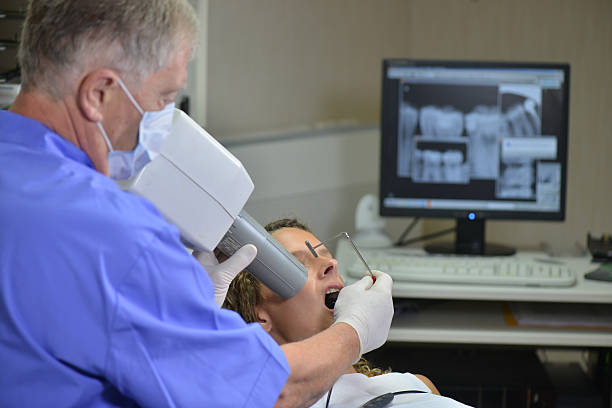 女性の歯科医 - 歯   写真 ストックフォトと画像