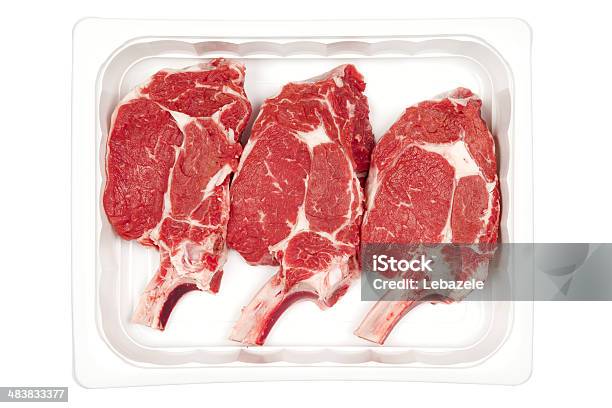 Photo libre de droit de Steaks De Plateau Cpath banque d'images et plus d'images libres de droit de Viande - Viande, Fond blanc, Vue en plongée