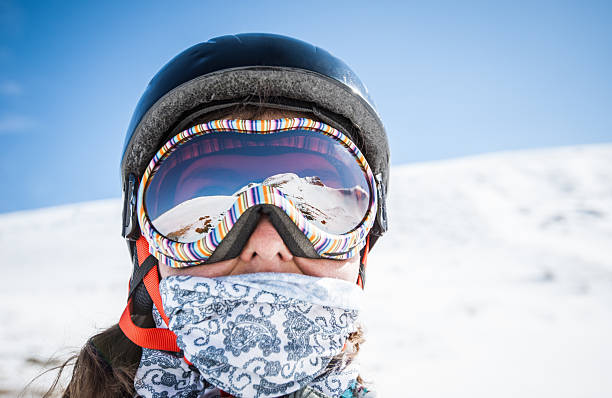 ritratto di snowboarder in montagna - snowboarding snowboard women teenager foto e immagini stock